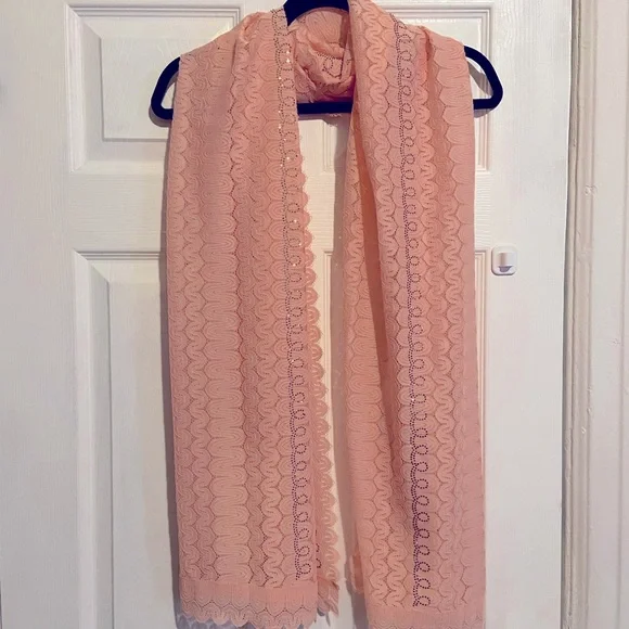 Pink lace scarf with diamond decals - Picture 3 of 5